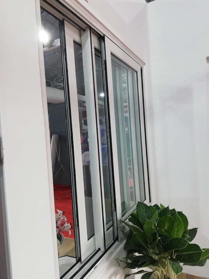 Cửa nhôm kính 3 ray có lưới chống muỗi